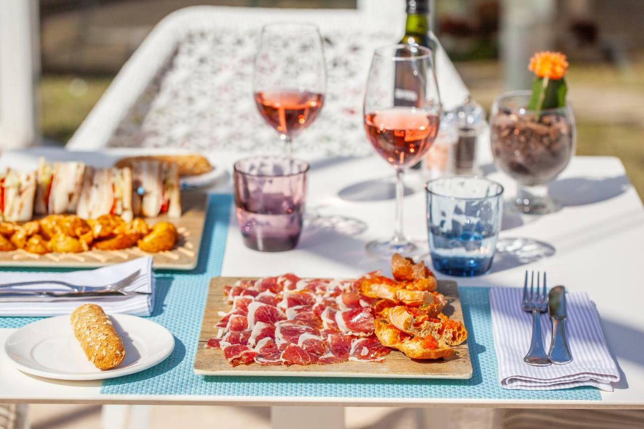Grupotel Parc Natural & Spa ปลายาเดมูโร ภายนอก รูปภาพ A typical tapas bar table